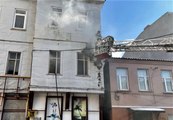 Üç katlı apartmanda çıkan yangında iki dairede hasar oluştu