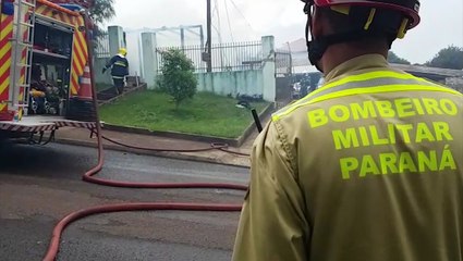 Casa de madeira é consumida por incêndio no Bairro Universitário