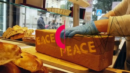 Blue and yellow "Peace Bread" raises funds for Ukrainian refugees