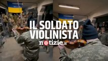 Guerra Russia-Ucraina, soldato ucraino suona l'inno nazionale al violino davanti ai colleghi