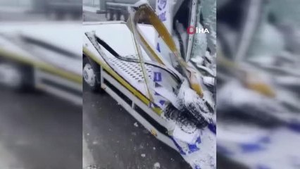 Yağış kazayı beraberinde getirdi, oto kurtarıcı tıra ok gibi saplandı: 1 yaralı