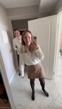 Une petite fille rentre de son premier jour d'école et elle est claquée