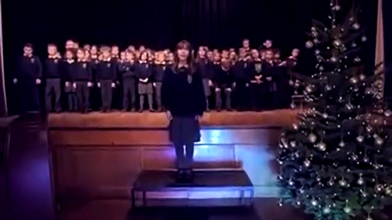 Public Buzz : malade, cette petite fille offre une interprétation très émouvante d’Hallelujah !