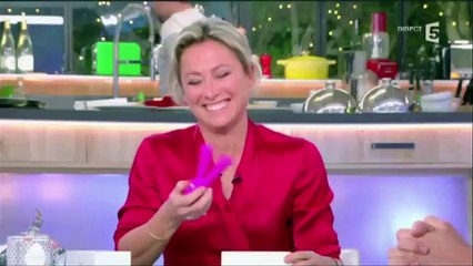 Download Video: Vidéo : Arnaud Ducret : Son cadeau coquin à Anne-Sophie Lapix !