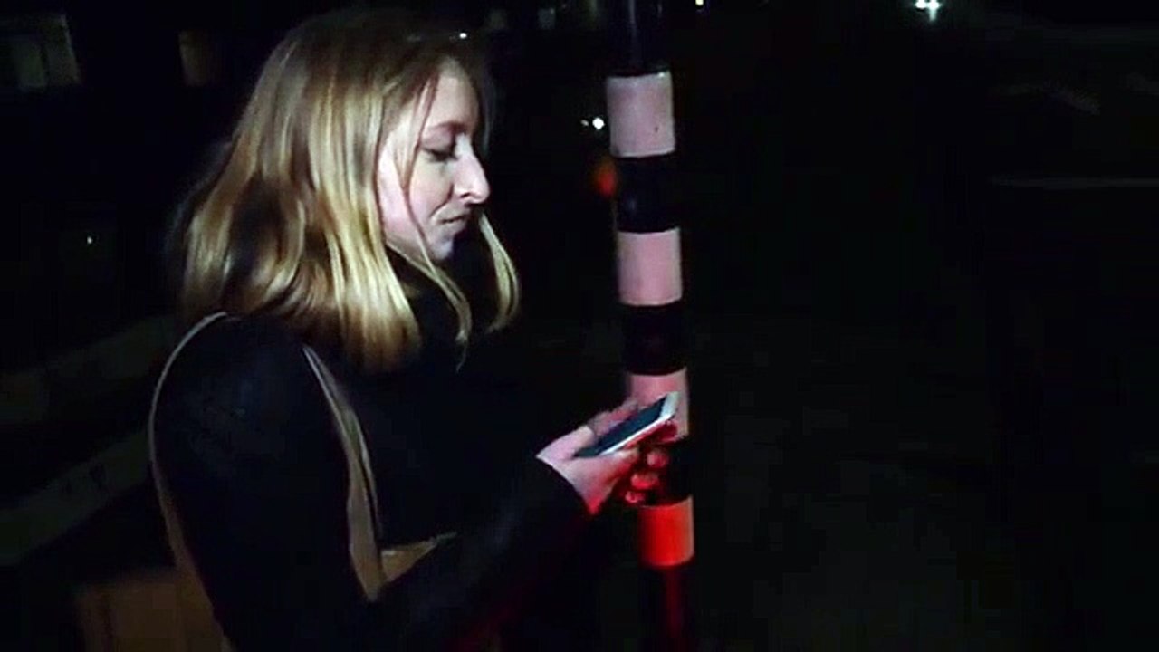 Public Buzz : Une société invente le feu rouge spécial geek. Idéal pour twitter en toute sécurité