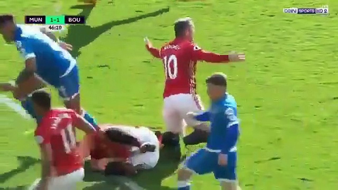 Public Buzz : Zlatan Ibrahimovic se fait piétiner le visage mais se venge...