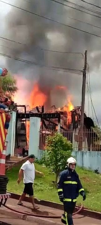 Vídeos mostram início de incêndio em residência no Universitário
