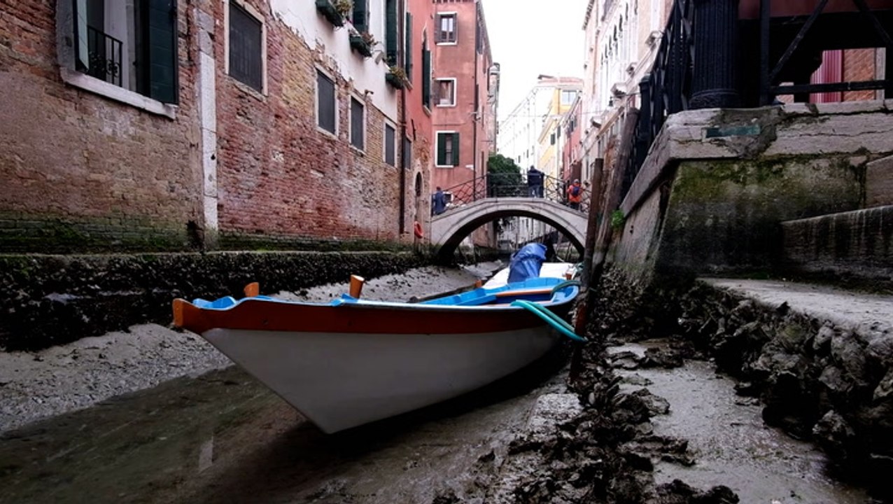 Low tides beach gondolas