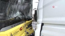 Sancaktepe'de tır ile İETT otobüsü kafa kafaya çarpıştı: 1 yaralı