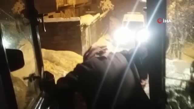 Rahatsızlanan vatandaşın imdadına Özel İdare ekipleri yetişti... Hasta ambulansa iş makinesi ile taşındı