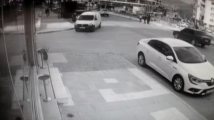 Otomobilin çarptığı ortaokul öğrencisi yaralandı