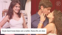 Look de Bianca Bin: de top, atriz combina saia com tênis e troca beijos com Sergio Guizé em show