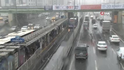 İstanbul'da beklenen kar yağışı etkisini gösterdi