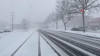 5 dakika yağan kar sokakları beyaza bürüdü