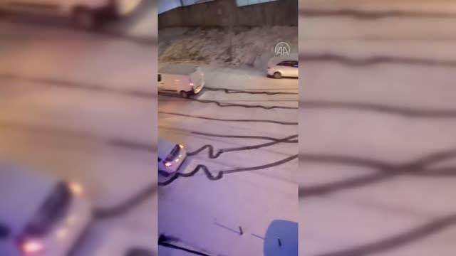 İstanbul'da kar yağışı aralıklarla sürüyor - Seyrantepe/Haramidere/Maltepe