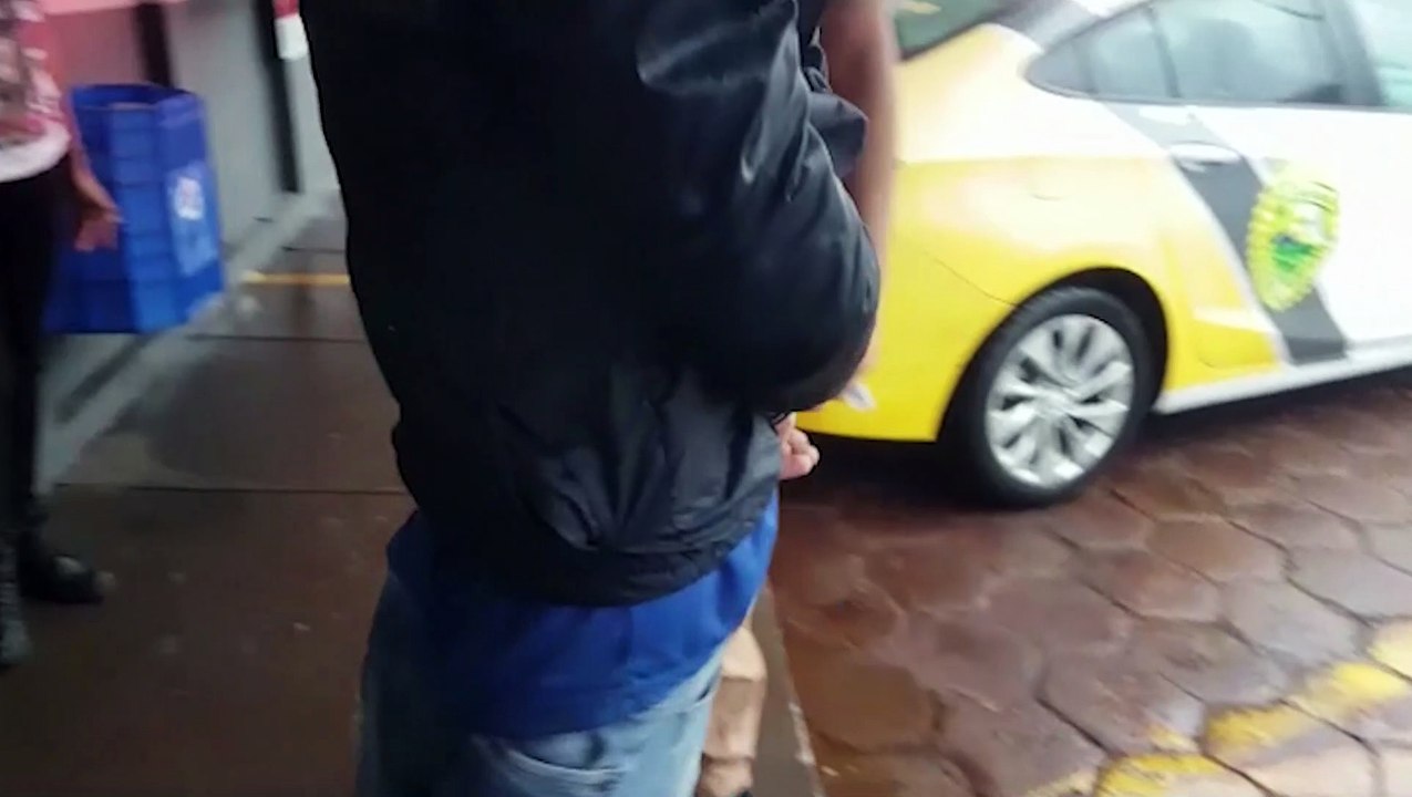 Dupla fica alguns minutos fora da cadeia e já é flagrada pela PM realizando furto