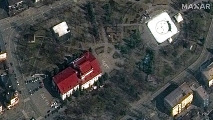 Mais de 130 pessoas resgatadas e centenas sob os escombros do teatro de Mariupol