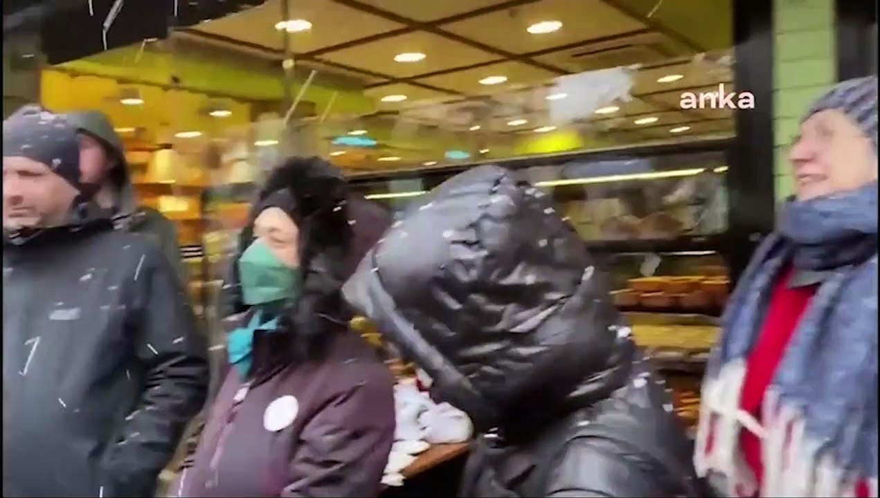 İstanbul'da bir çifte "Fazla yaklaşmayın" uyarısı yapan kafe kadınlar tarafından protesto edildi