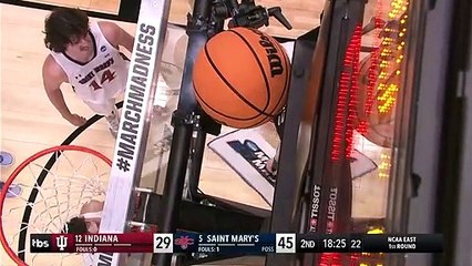 Une cheerleader décoince un ballon perché à 4 mètres de hauteur !