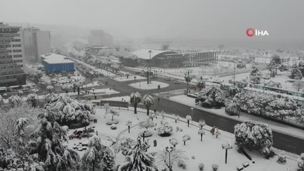 Kar Samsun'u etkisi altına aldı... Vatandaşlar karlı yollarda yürümekte güçlük çekti