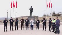Kırıkkale'de polislerden şehitler anısına işaret diliyle 