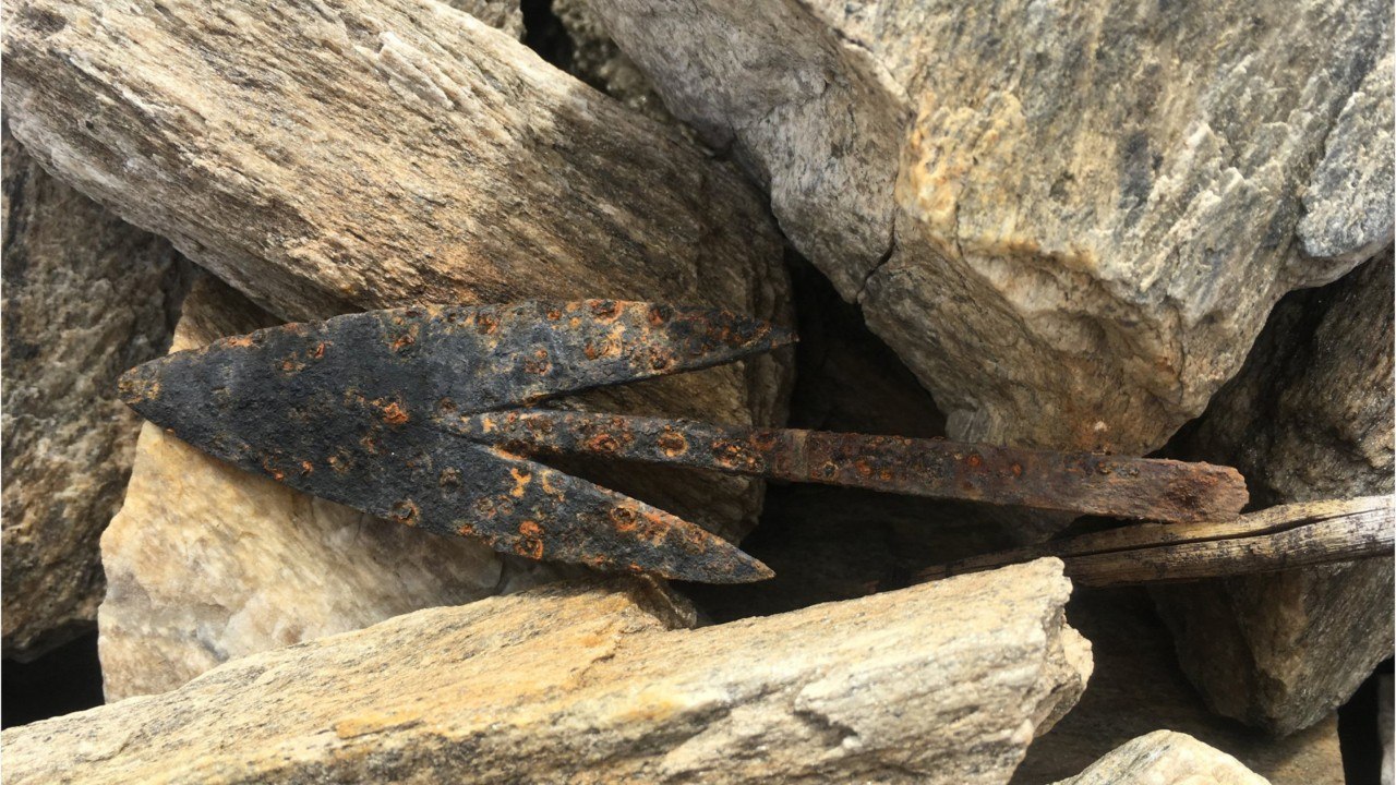 Une montagne de Norvège libère des armes de chasseurs de rennes de 1500 ans