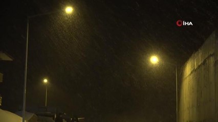 Kar Yüksekova'yı beyaza bürüdü