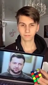 O retrato de Zelensky com cubos de Rubik