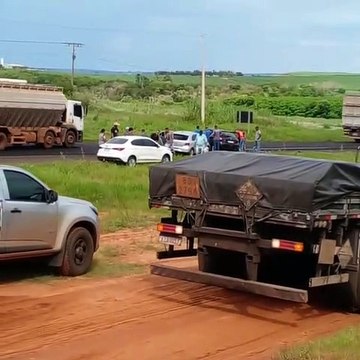 Acidente na PR-323 envolve dois carros e um caminhão, na região de Tapejara