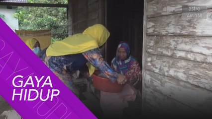 Penduduk kampung saling membantu untuk meraikan Hari Raya
