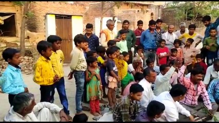 देहाती होली के साथ फाग गाते ग्रामीण