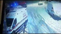 İstanbul Kartal'da karda kayan tır iki araca çarparak durabildi