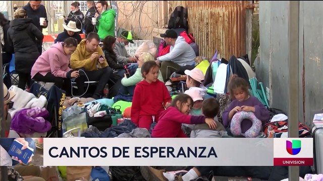 Ucranianos en la garita de San Ysidro entonan cantos de esperanza a un grupo de migrantes rusos.