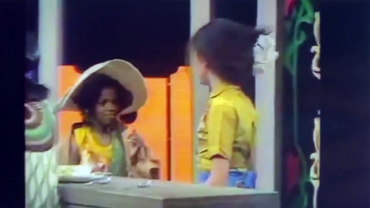 As The World Zooms - Mystery Cake (1975)