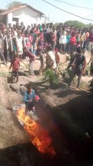 watch video : When hundreds of people came out on the blazing embers