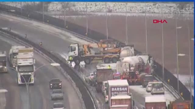 Son dakika gündem: TEM'DE KAR KAZASI YOL TRAFİĞE KAPANDI -2