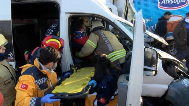 AVCILAR'DA SERVİS MİNİBÜSÜYLE KAMYONET ÇARPIŞTI