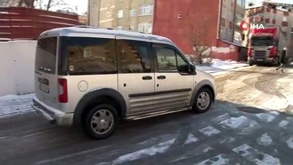 İstanbul'da sürücülerin karla mücadelesi kamerada
