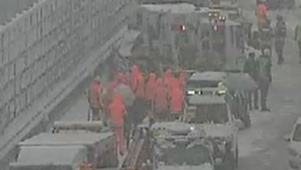 '눈길' 고속도로에서 11중 추돌사고...5명 부상 / YTN