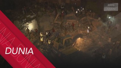 Seorang maut, runtuhan bangunan di Karachi