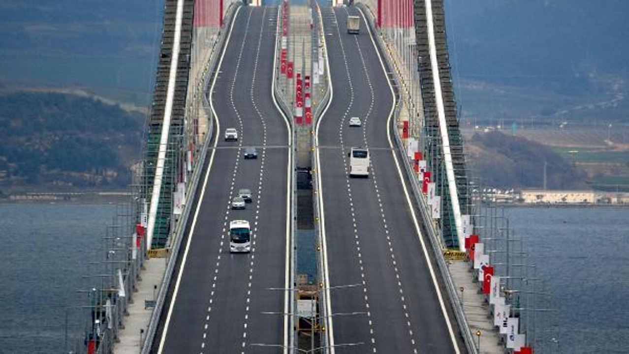 1915 ÇANAKKALE KÖPRÜSÜ'NDE GEÇİŞLER BAŞLADI