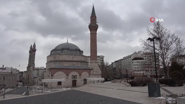 Sivas'ta Mart ayında yaşanan dondurucu soğuklar nedeniyle kentin en işlek cadde ve sokakları boş kaldı