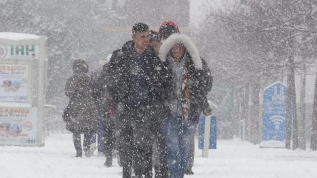 Erzurum'da 1091 köy yolu kardan kapandı