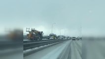 İstanbul'da etkisini sürdüren kar yağışı kazalara neden oldu