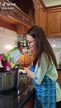 Chia tay lớp học, cô giáo quốc dân thức đêm làm 100 chai trà sữa