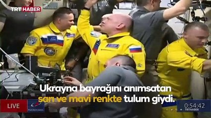 Rus kozmonotlar Ukrayna bayrağının renklerini taşıyan tulum giydi