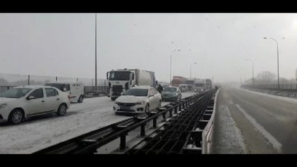 TEM’de kar kazası: Yol trafiğe kapandı