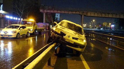 Avcılar’da kararsız sürücü bariyere çarptı