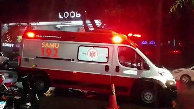 Várias equipes do SAMU são mobilizadas na Rua Paraná para atenderem jovens em coma alcoólico