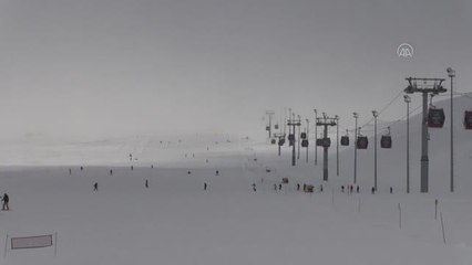 Kar yağışıyla İç Anadolu'nun zirvesi Erciyes'te sezonun mayısa kadar uzaması öngörülüyor